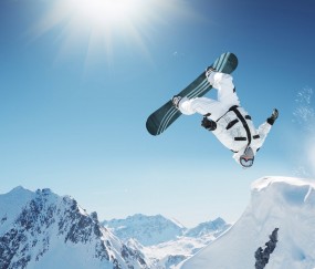 开云官网-乔治爆发，猛龙最后时刻击败雄鹿，一场改写东部格局的史诗之战