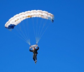 开云下载-浓眉统治全场，太阳强行终结活塞，当个人英雄主义撞上团队意志的铜墙铁壁