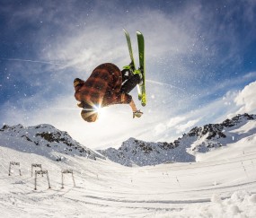 世界杯2026-美加墨世界杯焦点战，76人连续得分压制新疆队