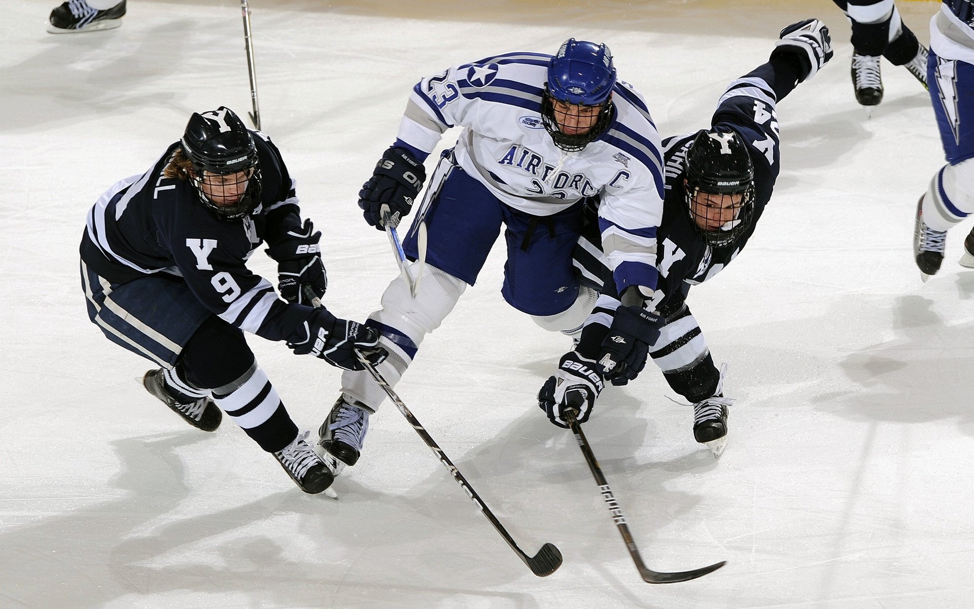 霍勒迪末节封神!独行侠窒息式防守让灰熊窒息